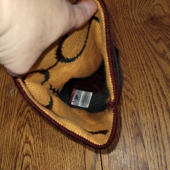 Harry Potter Gryffindor Graphic T-shirt Sz XL & CultureFly Beanie Bundle - Picture 8 of 11